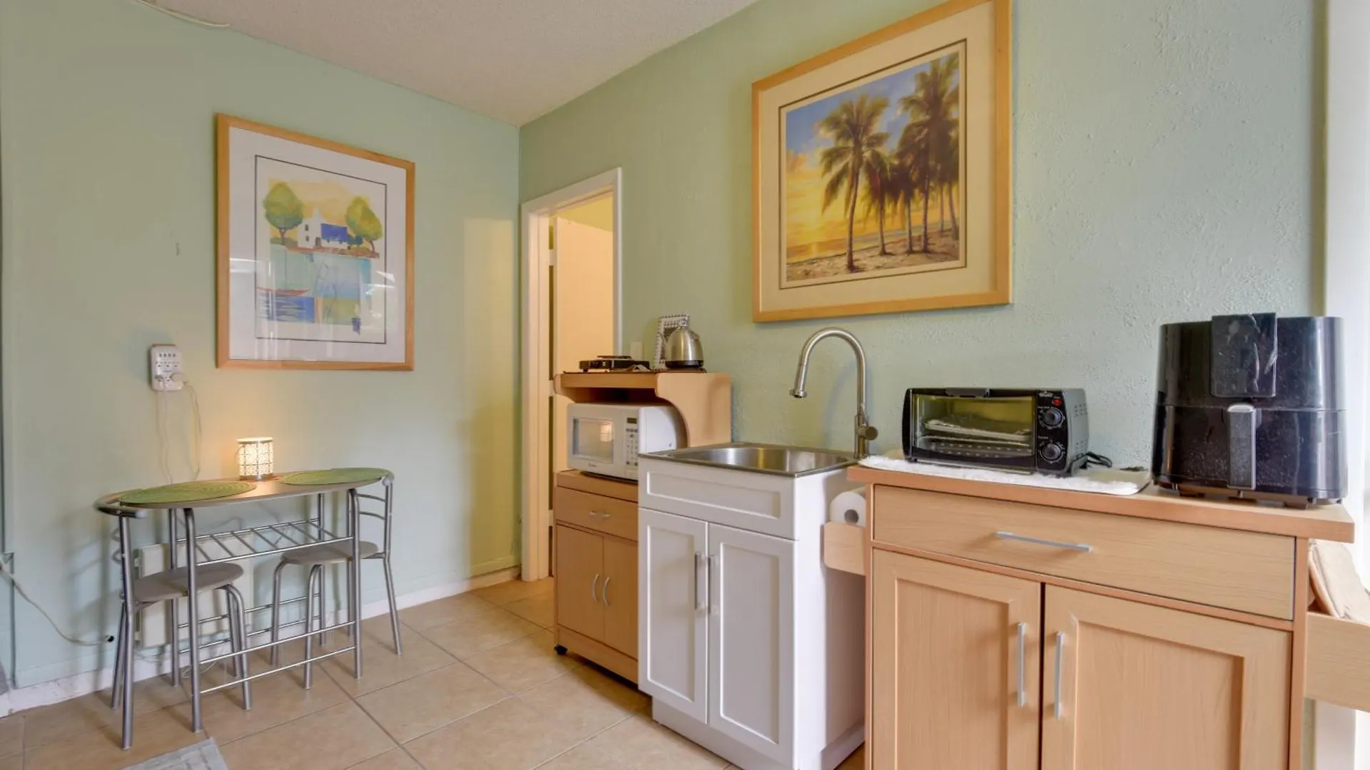 Convenient With Lush Backyard! *