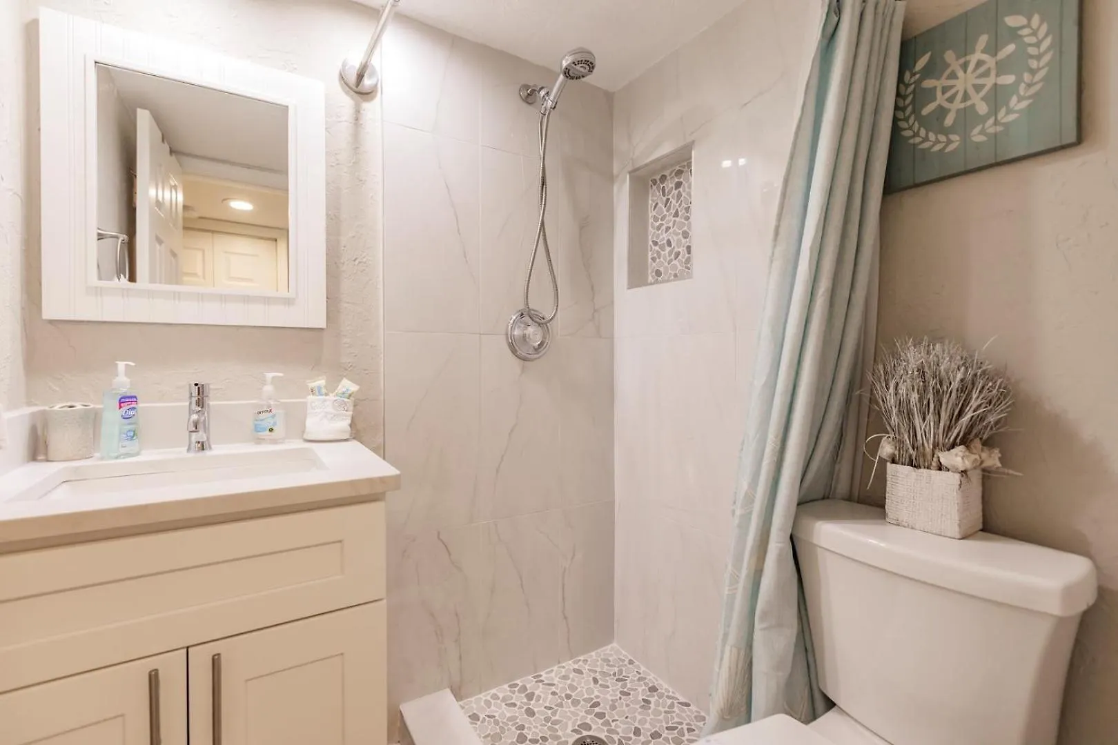 1160 Pd Your Garden Retreat Awaits Sarasota