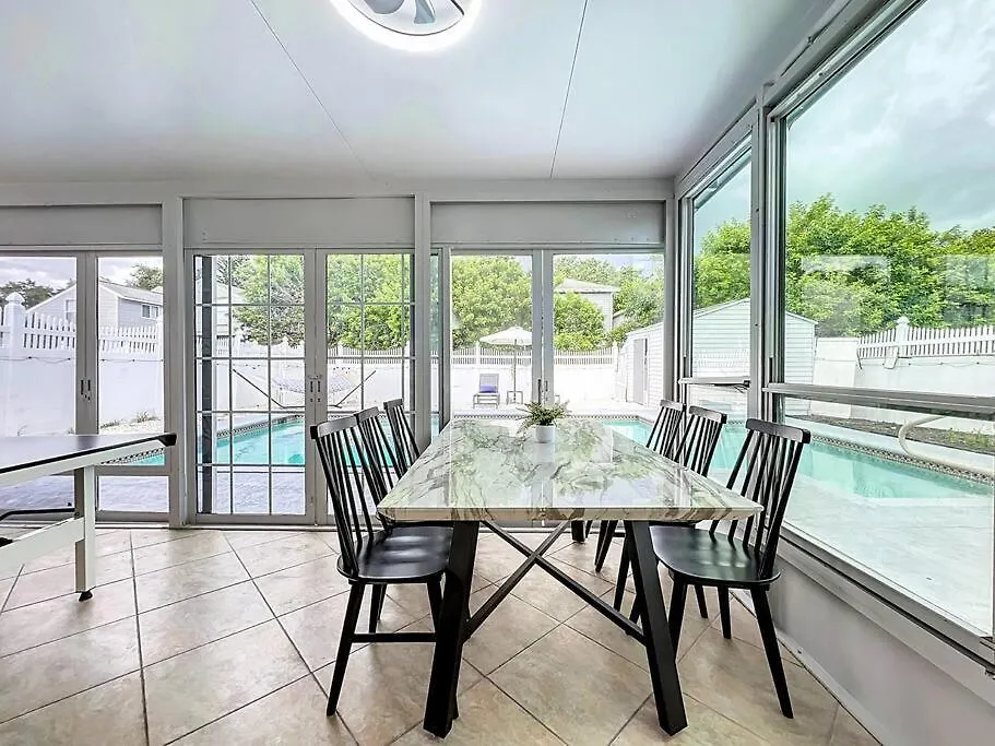 Poolside Paradise Near Siesta Key