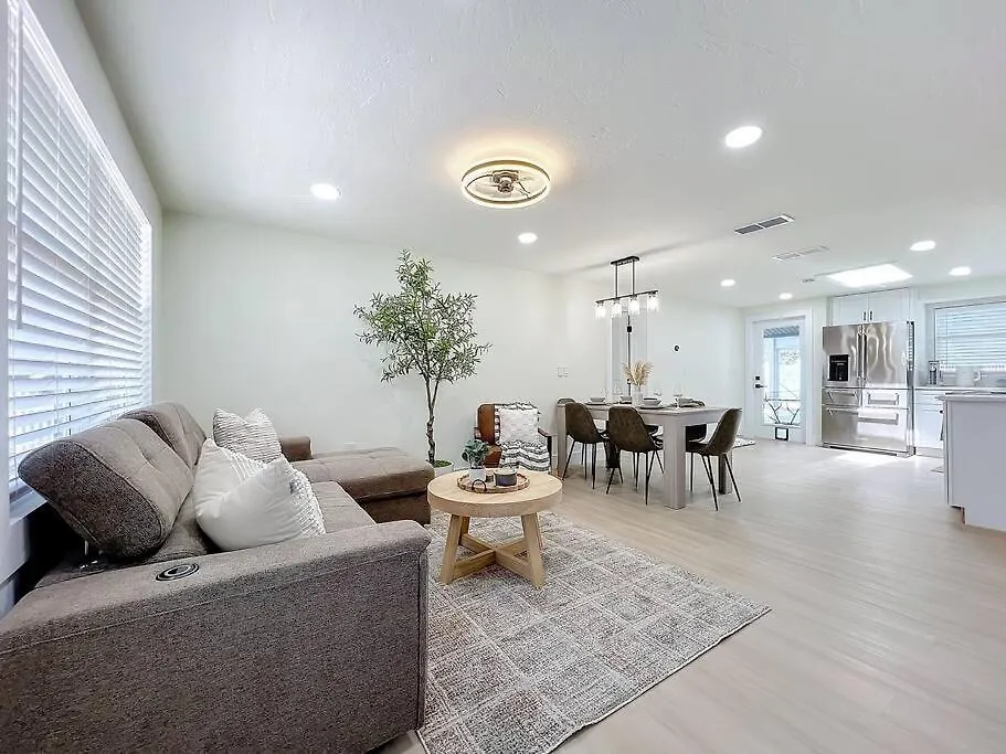 Poolside Paradise Near Siesta Key *
