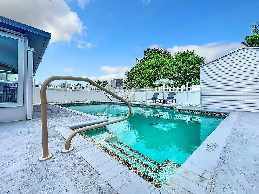 Poolside Paradise Near Siesta Key Holiday home *