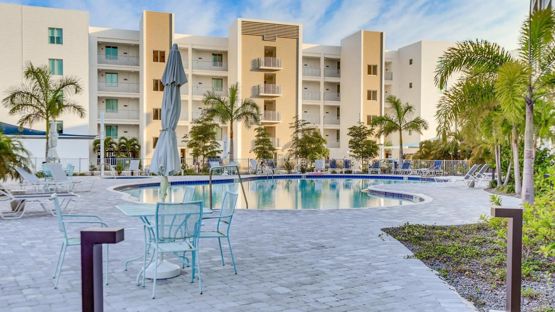 Apartment Chic With Balcony 2 Mi To Beaches! *
