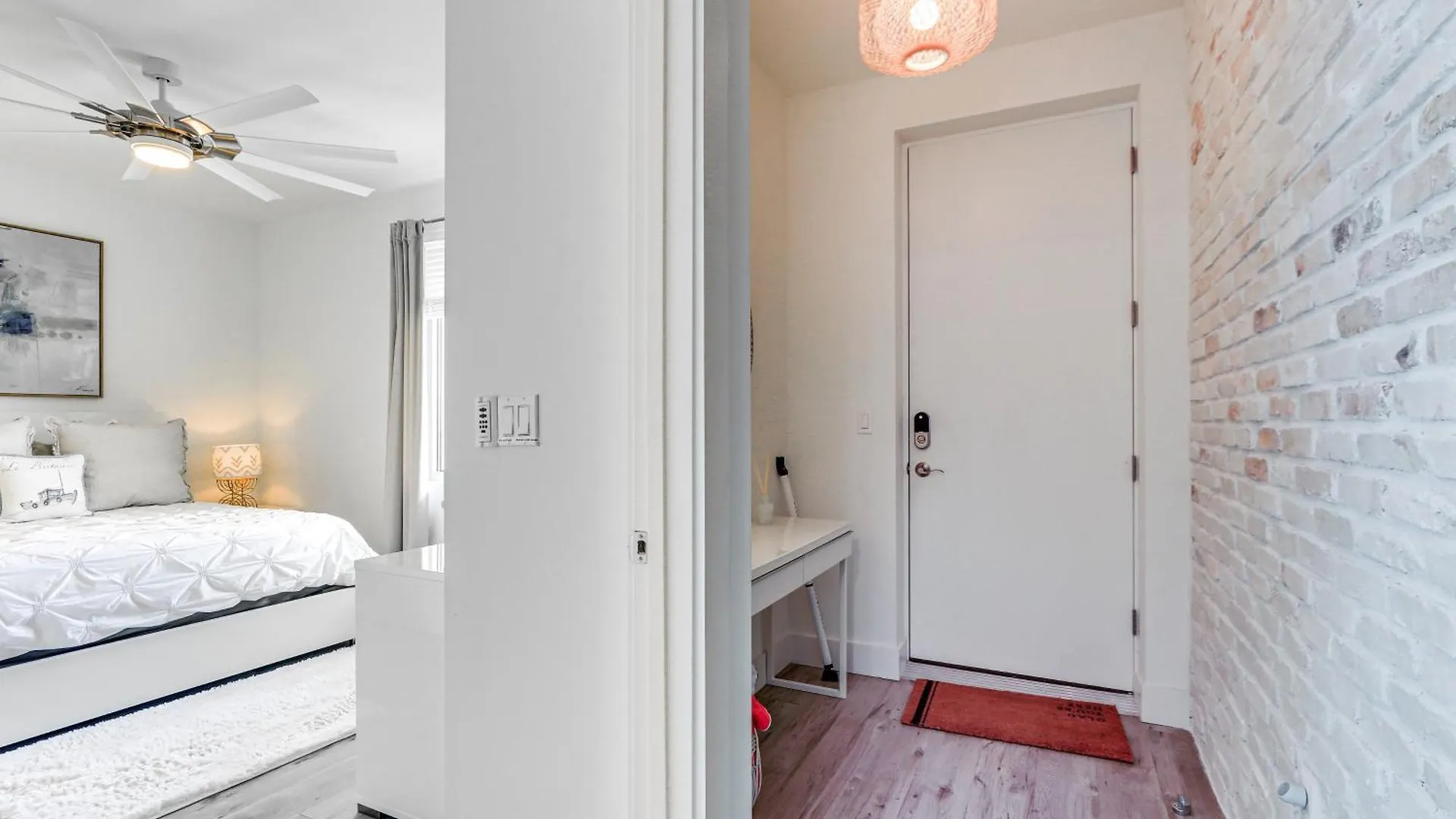 Apartment Chic With Balcony 2 Mi To Beaches! *