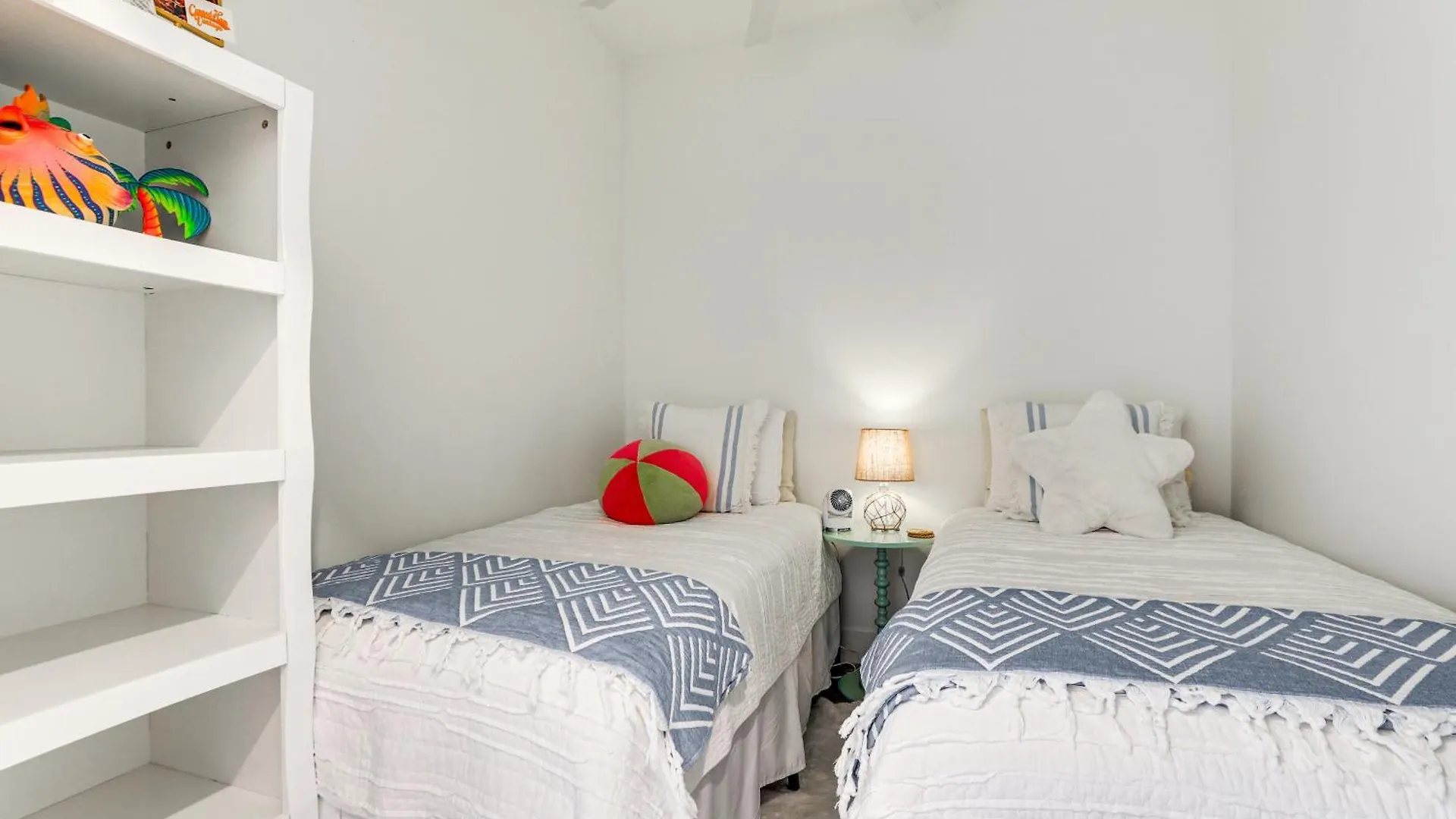 Apartment Chic With Balcony 2 Mi To Beaches! Sarasota
