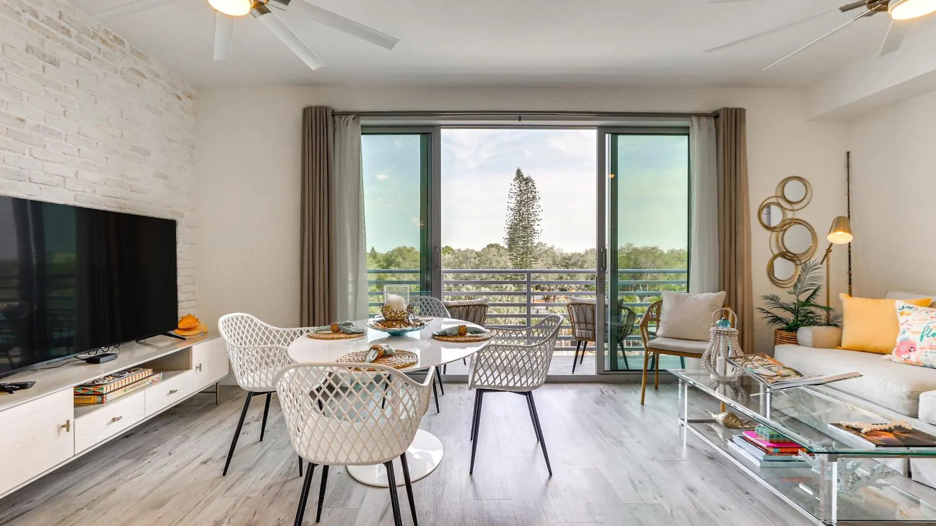 Chic With Balcony 2 Mi To Beaches! *