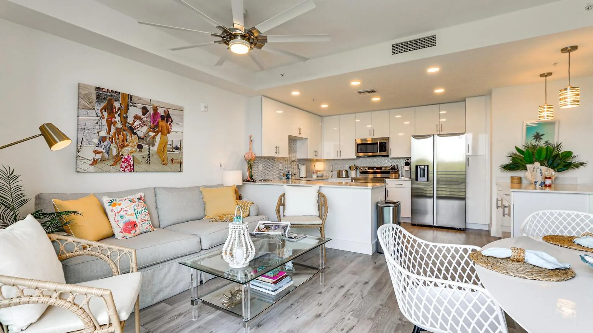 Chic With Balcony 2 Mi To Beaches! Apartment *