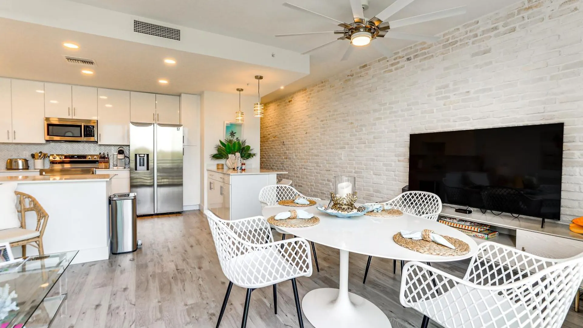 Apartment Chic With Balcony 2 Mi To Beaches! *