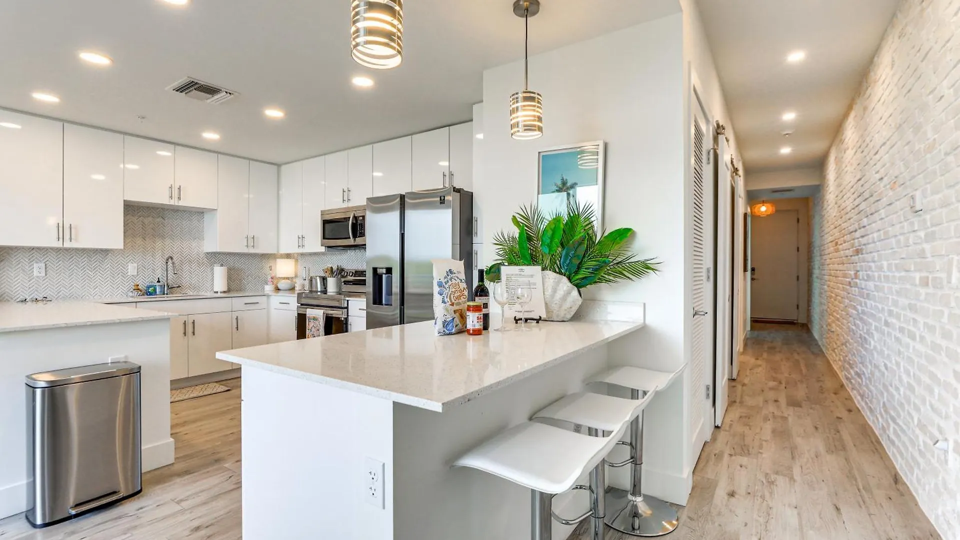 Chic With Balcony 2 Mi To Beaches! Apartment Sarasota