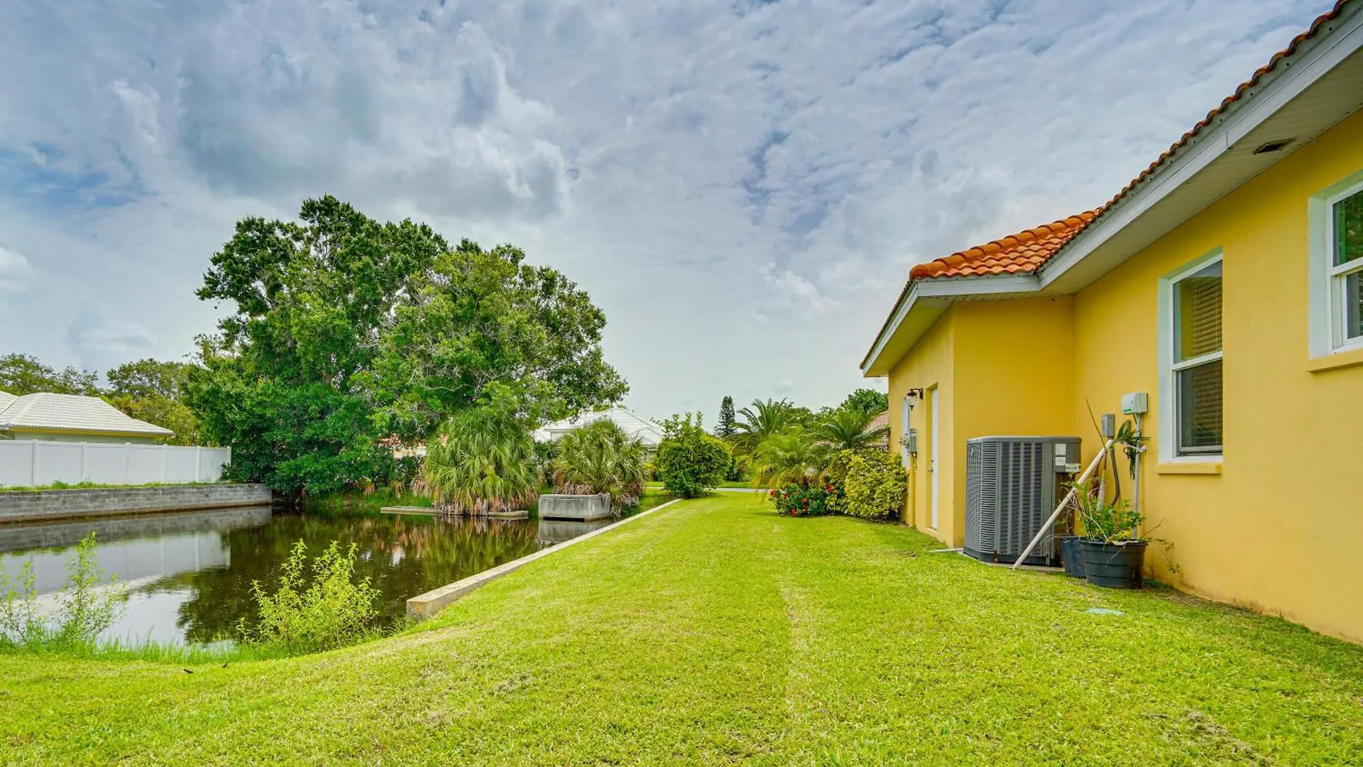 Sunny Oasis Swim, Golf, Shop And More! Sarasota