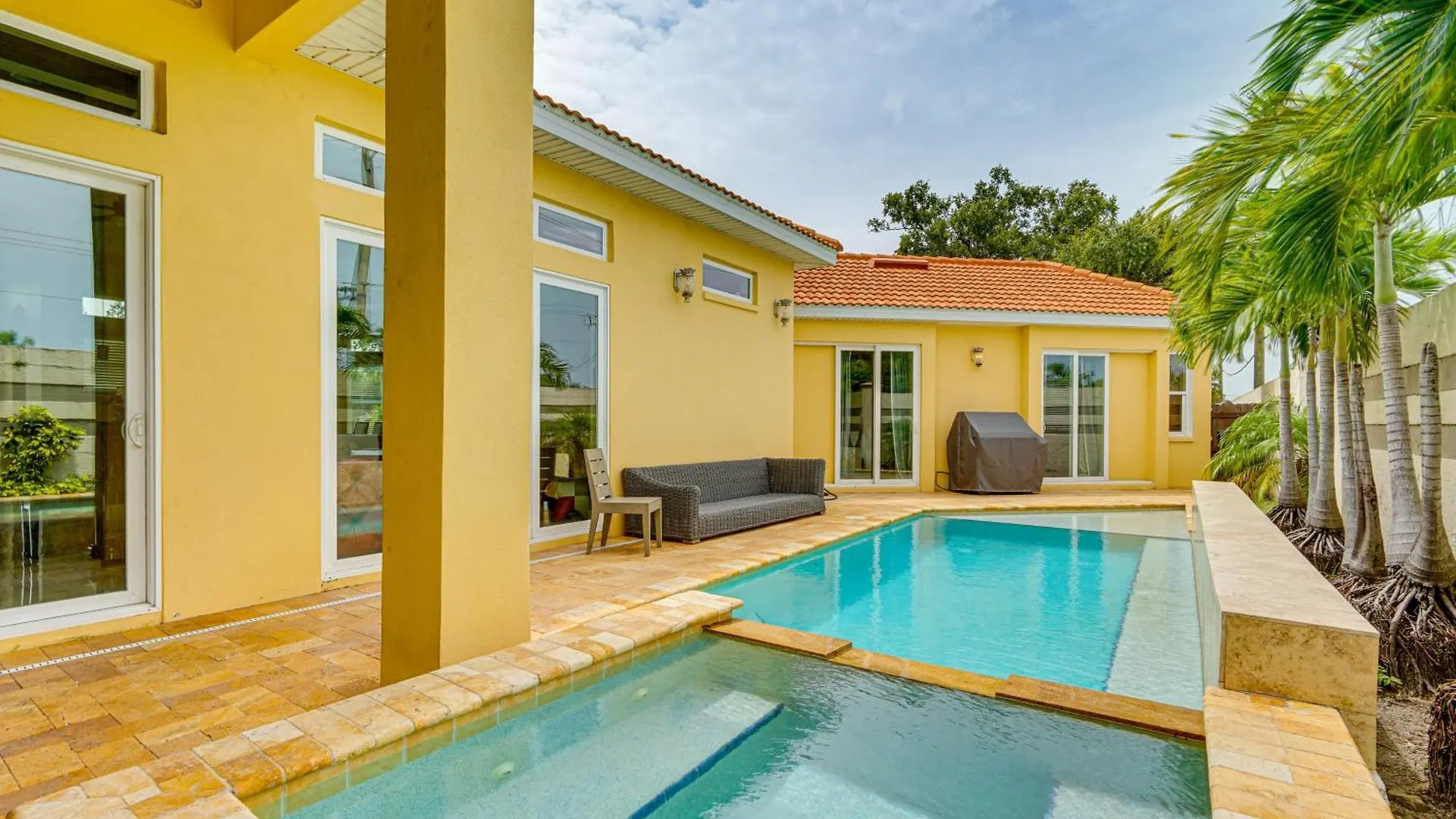 Sunny Oasis Swim, Golf, Shop And More! Holiday home *