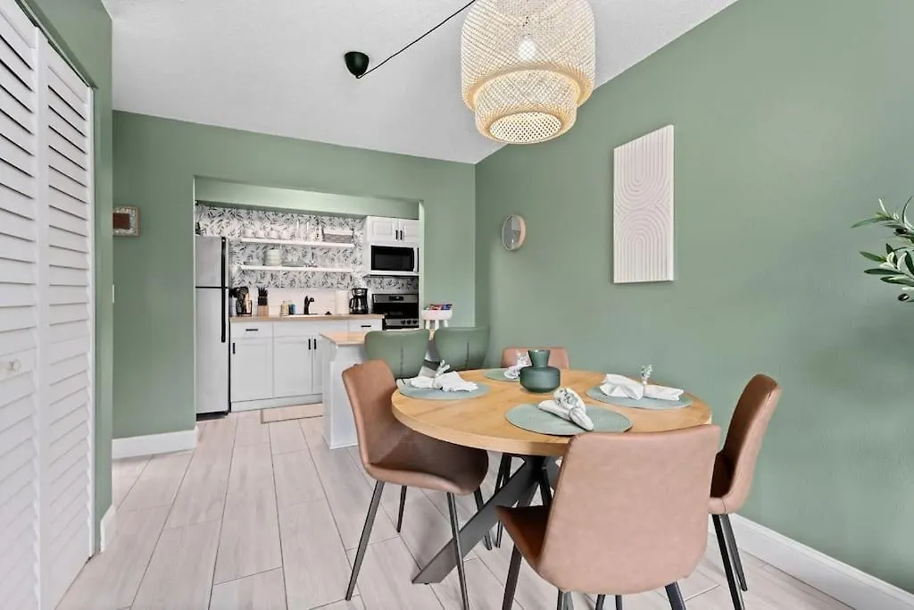 Cute Boho Style Condo,garden, Heated Pool Apartment *