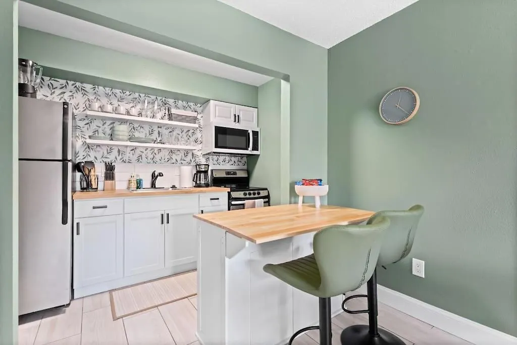 Cute Boho Style Condo,garden, Heated Pool Sarasota