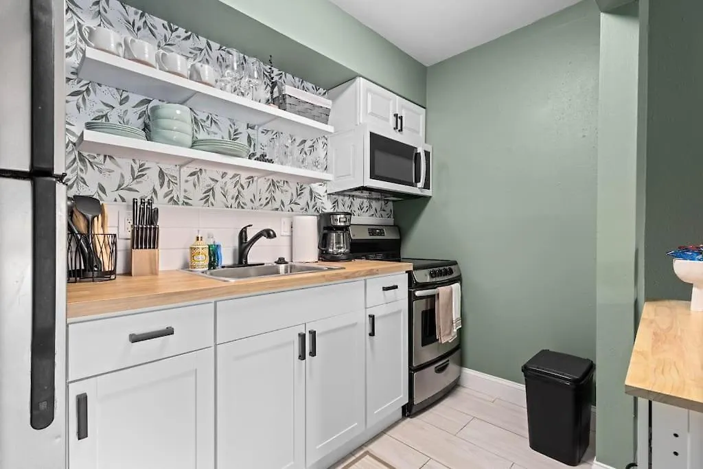 Cute Boho Style Condo,garden, Heated Pool Apartment Sarasota
