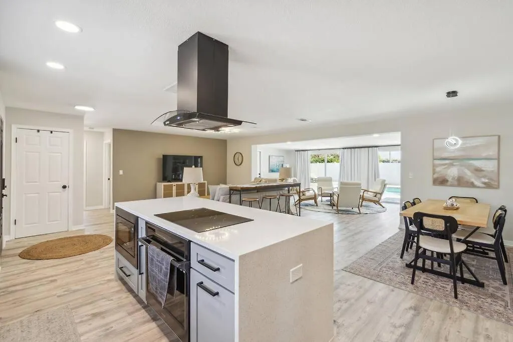 Coastal Comfort Getaway In The Heart Of Srq