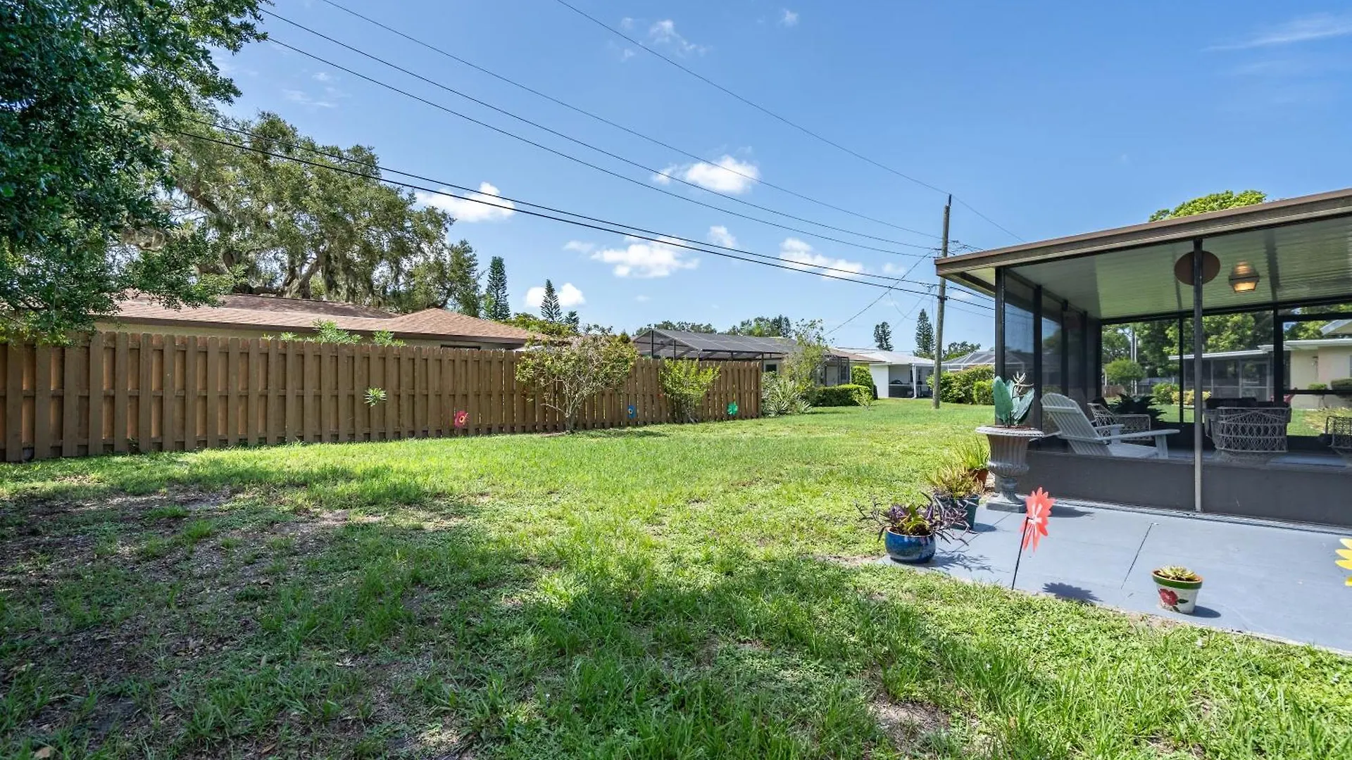 Sunny With Lanai And Garage, Only 4 Miles From Siesta Key Holiday home *