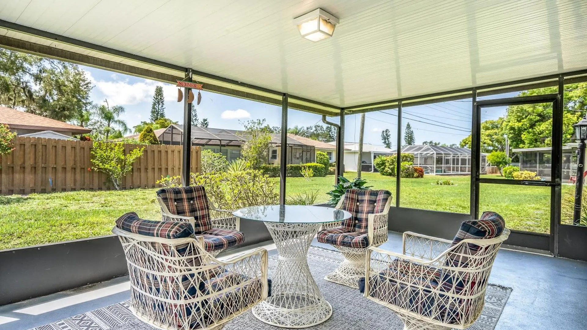Sunny With Lanai And Garage, Only 4 Miles From Siesta Key * Sarasota