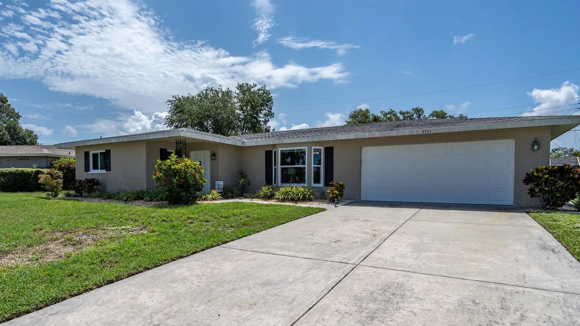 Holiday home Sunny With Lanai And Garage, Only 4 Miles From Siesta Key *