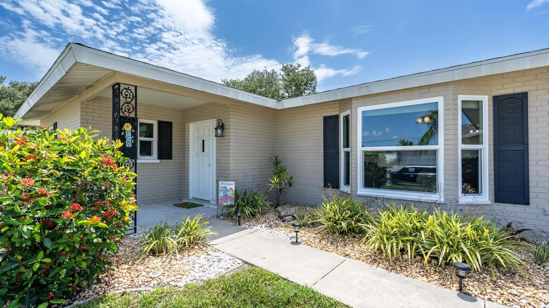 Sunny With Lanai And Garage, Only 4 Miles From Siesta Key Sarasota