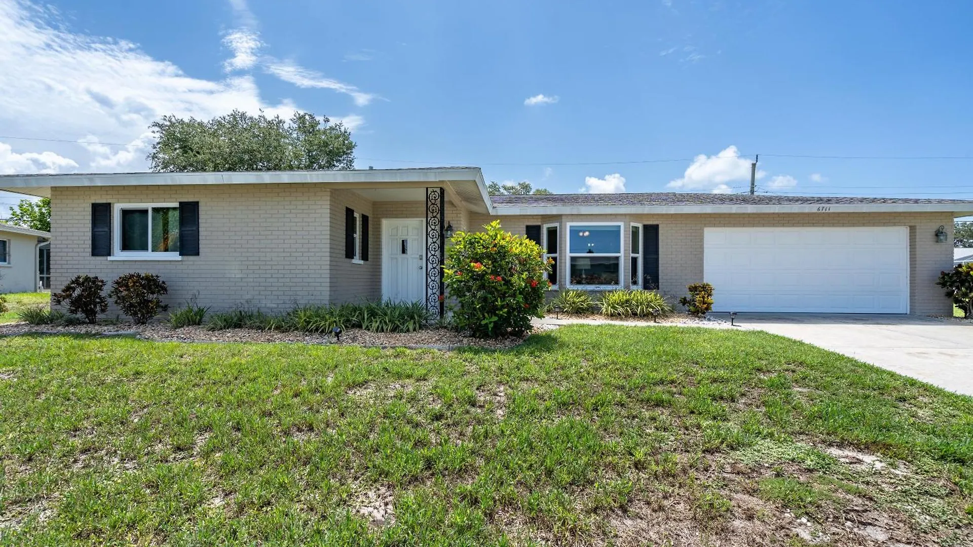 Holiday home Sunny With Lanai And Garage, Only 4 Miles From Siesta Key *