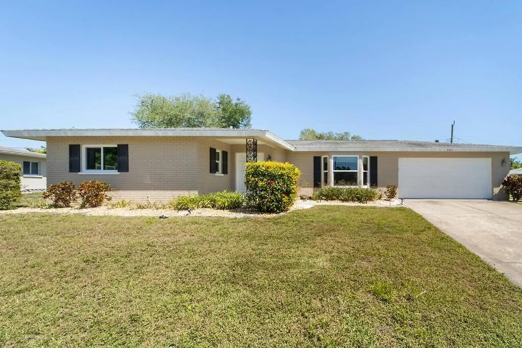 Holiday home Sunny With Lanai And Garage, Only 4 Miles From Siesta Key *