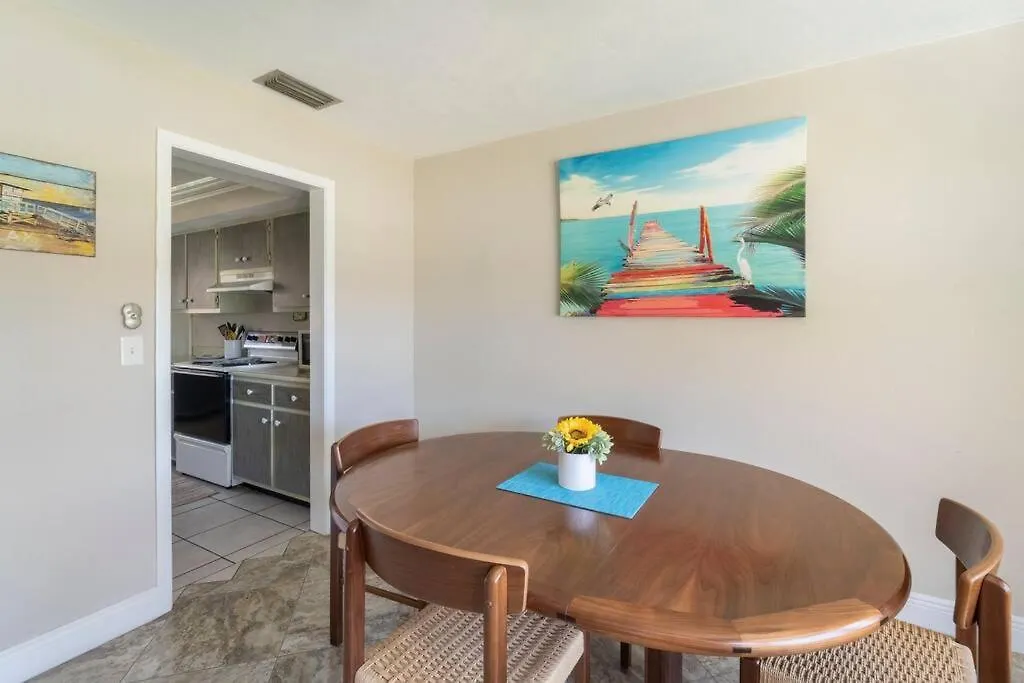 Sunny With Lanai And Garage, Only 4 Miles From Siesta Key *