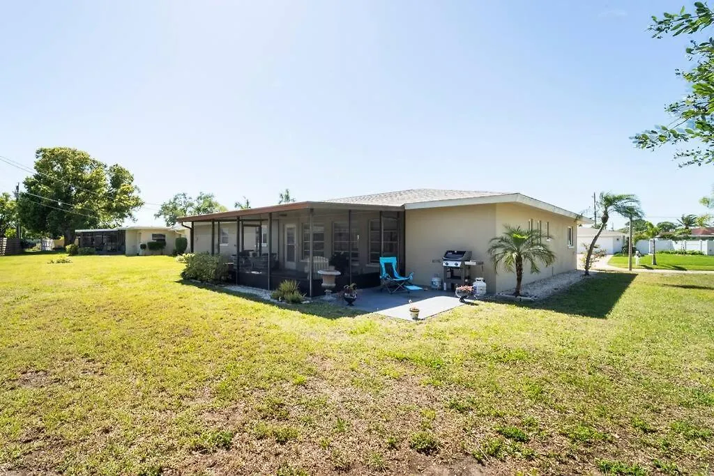 Sunny With Lanai And Garage, Only 4 Miles From Siesta Key Sarasota