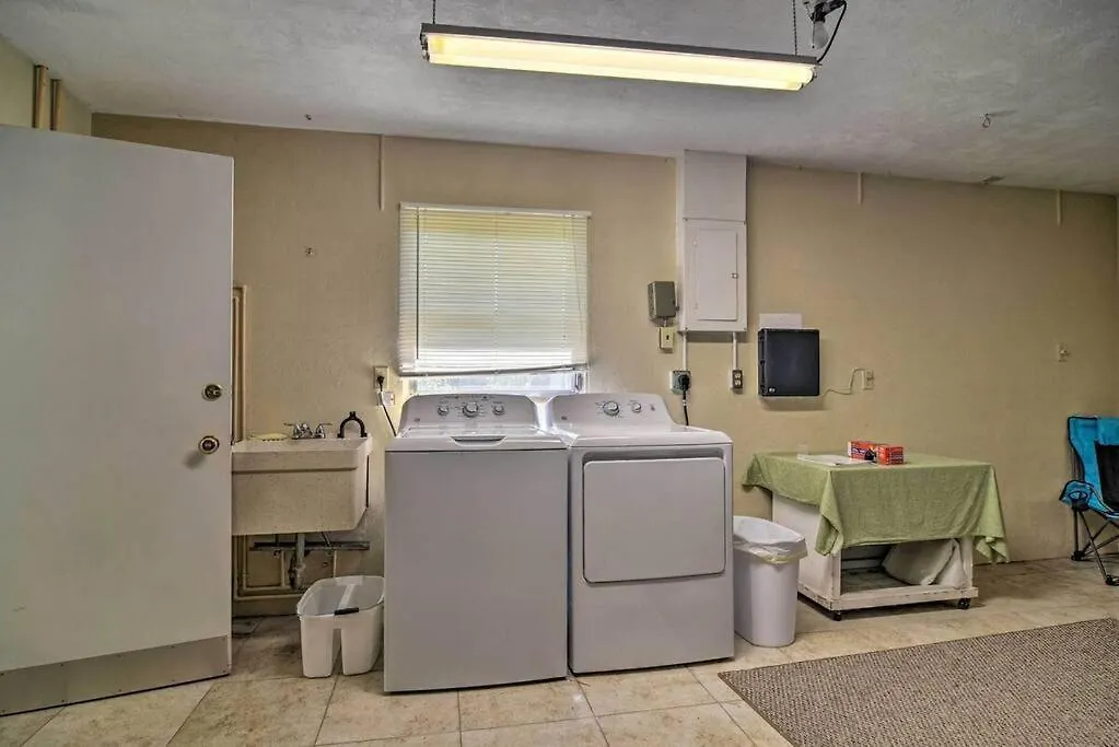 Sunny With Lanai And Garage, Only 4 Miles From Siesta Key Holiday home Sarasota