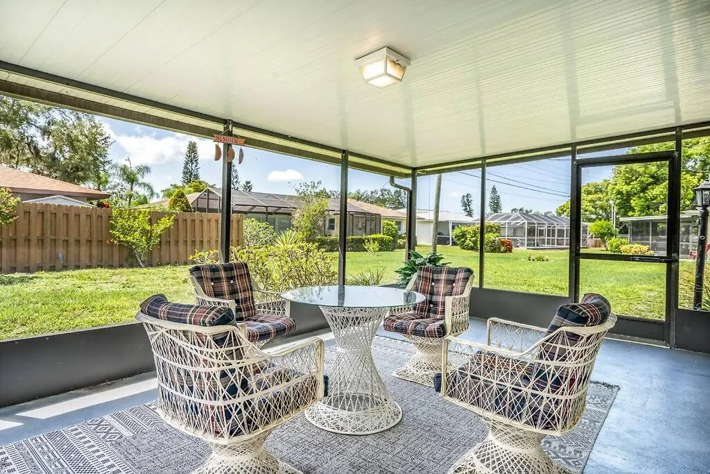 Sunny With Lanai And Garage, Only 4 Miles From Siesta Key