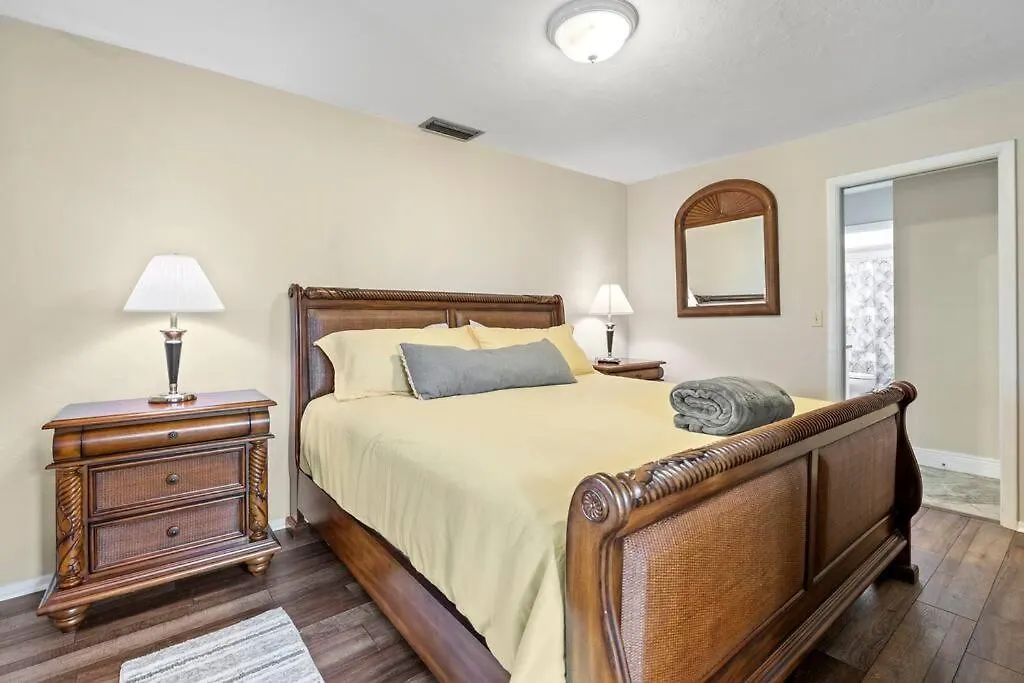 Sunny With Lanai And Garage, Only 4 Miles From Siesta Key Holiday home *