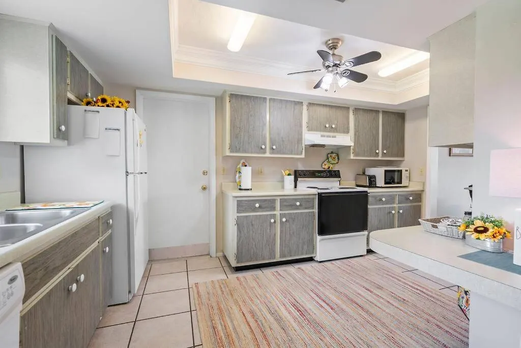 Sunny With Lanai And Garage, Only 4 Miles From Siesta Key Holiday home Sarasota