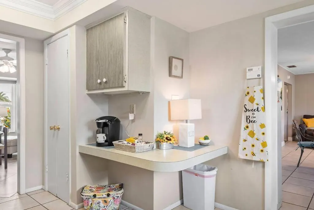 Sunny With Lanai And Garage, Only 4 Miles From Siesta Key *