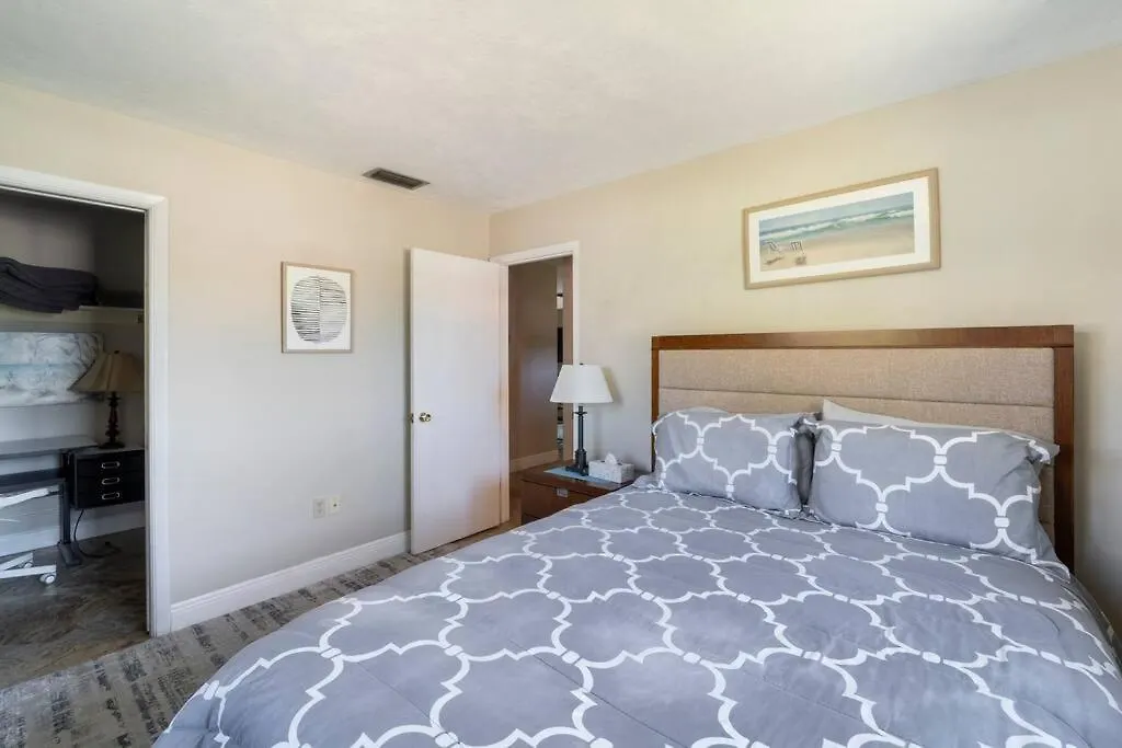 Sunny With Lanai And Garage, Only 4 Miles From Siesta Key