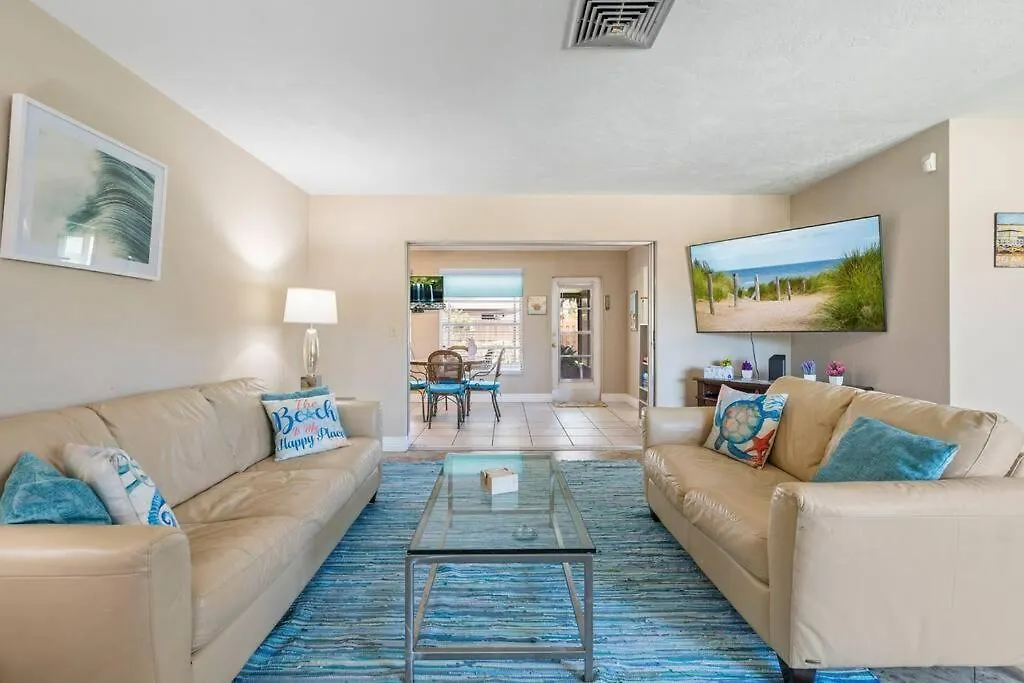 Sunny With Lanai And Garage, Only 4 Miles From Siesta Key Holiday home