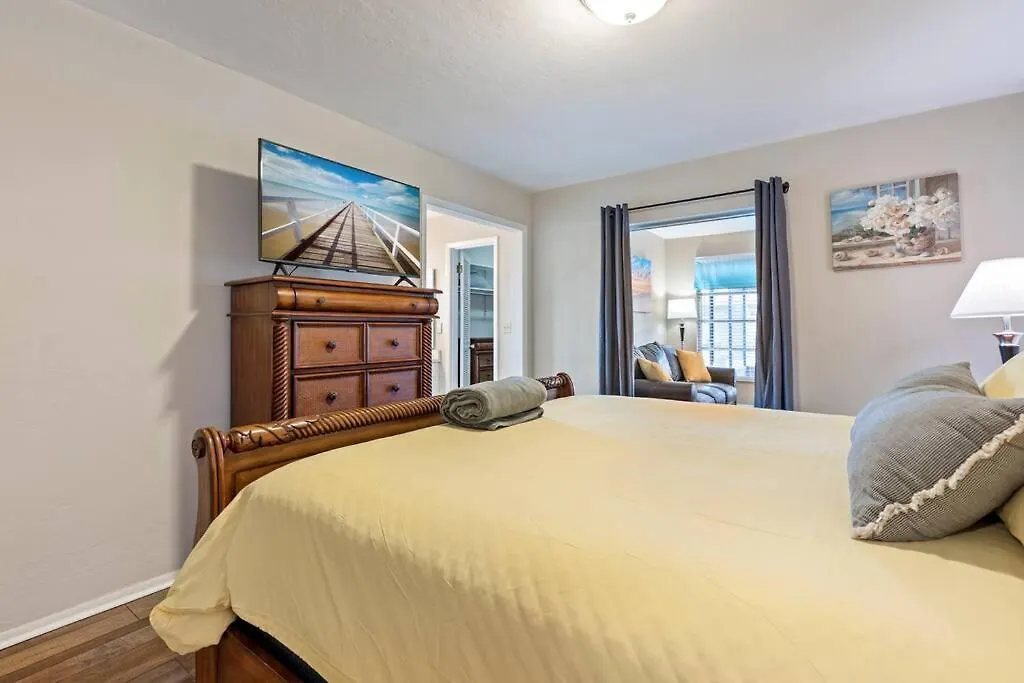 Sunny With Lanai And Garage, Only 4 Miles From Siesta Key Holiday home Sarasota