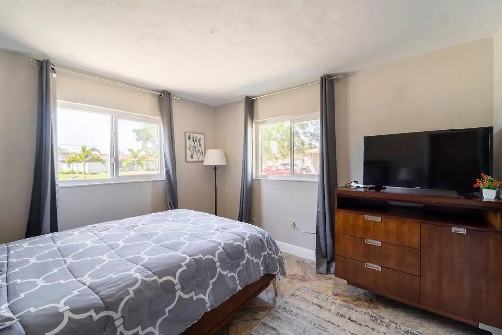Holiday home Sunny With Lanai And Garage, Only 4 Miles From Siesta Key Sarasota