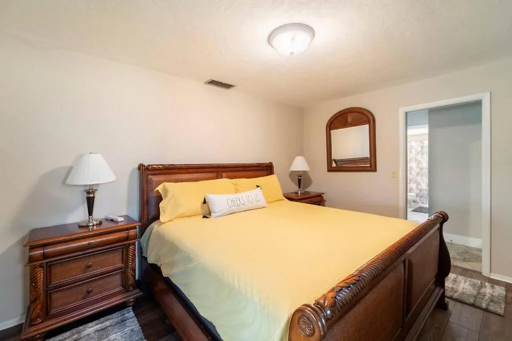 Sunny With Lanai And Garage, Only 4 Miles From Siesta Key