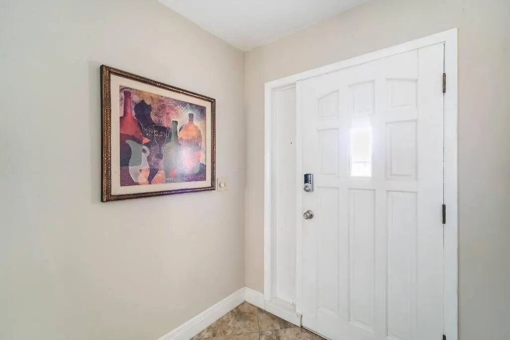 Sunny With Lanai And Garage, Only 4 Miles From Siesta Key Holiday home