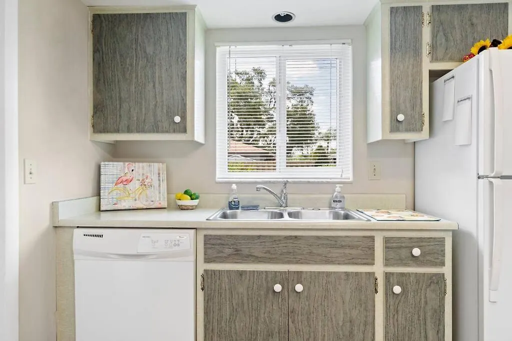 Sunny With Lanai And Garage, Only 4 Miles From Siesta Key Holiday home *
