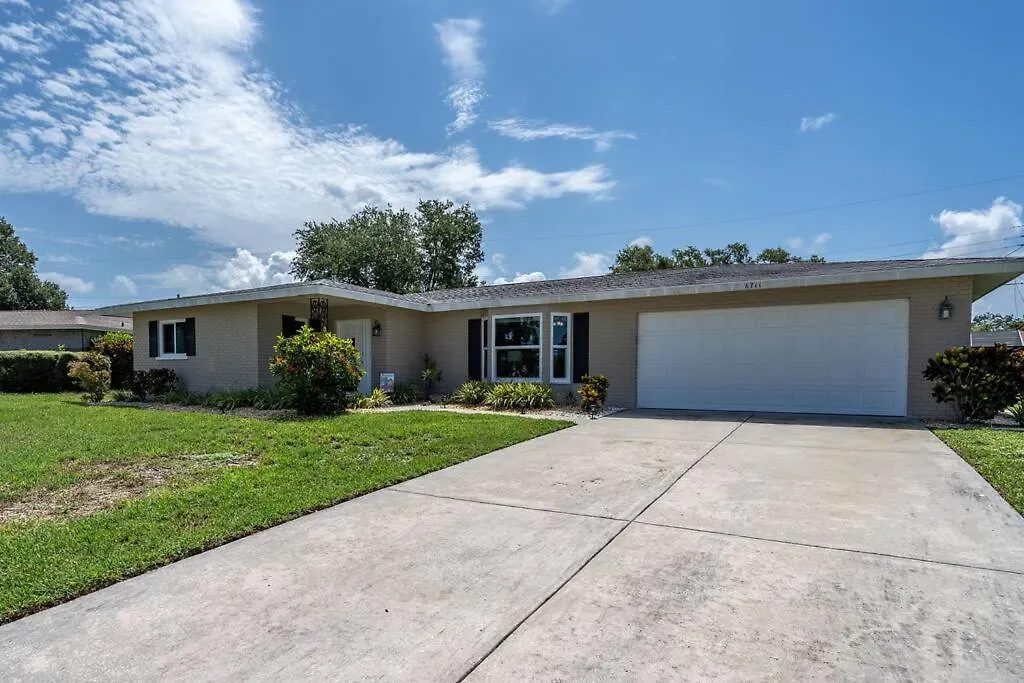 Holiday home Sunny With Lanai And Garage, Only 4 Miles From Siesta Key *