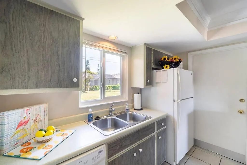 Sunny With Lanai And Garage, Only 4 Miles From Siesta Key Holiday home Sarasota
