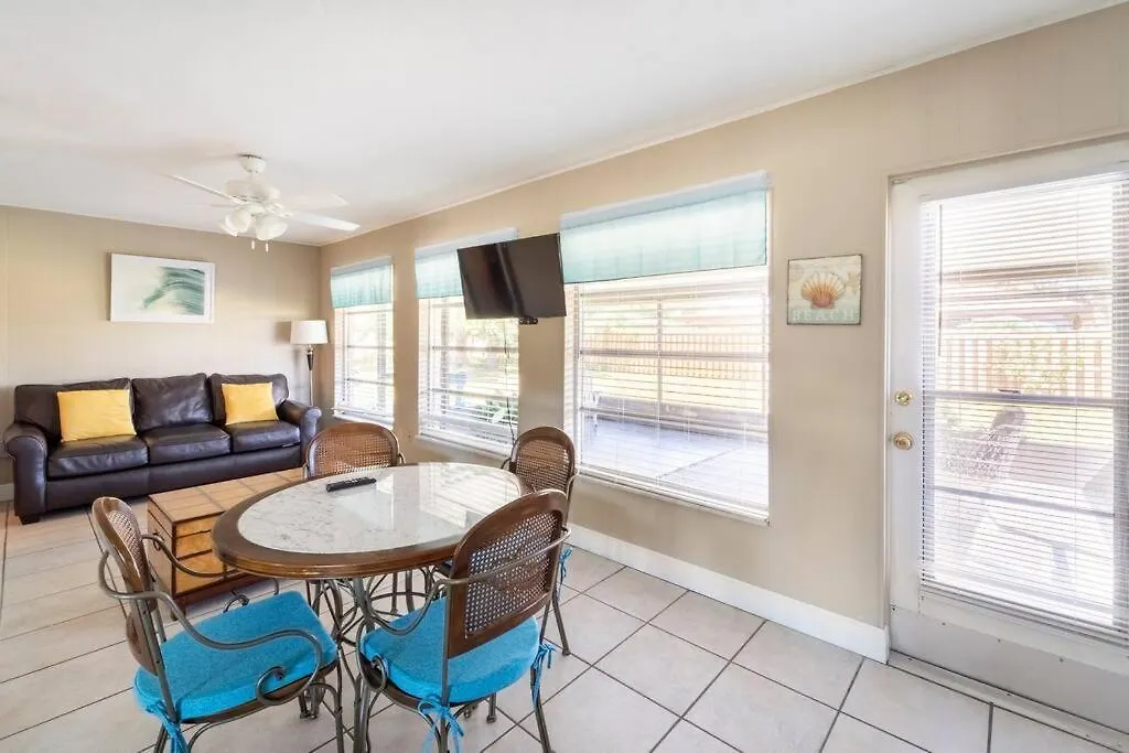 Sunny With Lanai And Garage, Only 4 Miles From Siesta Key
