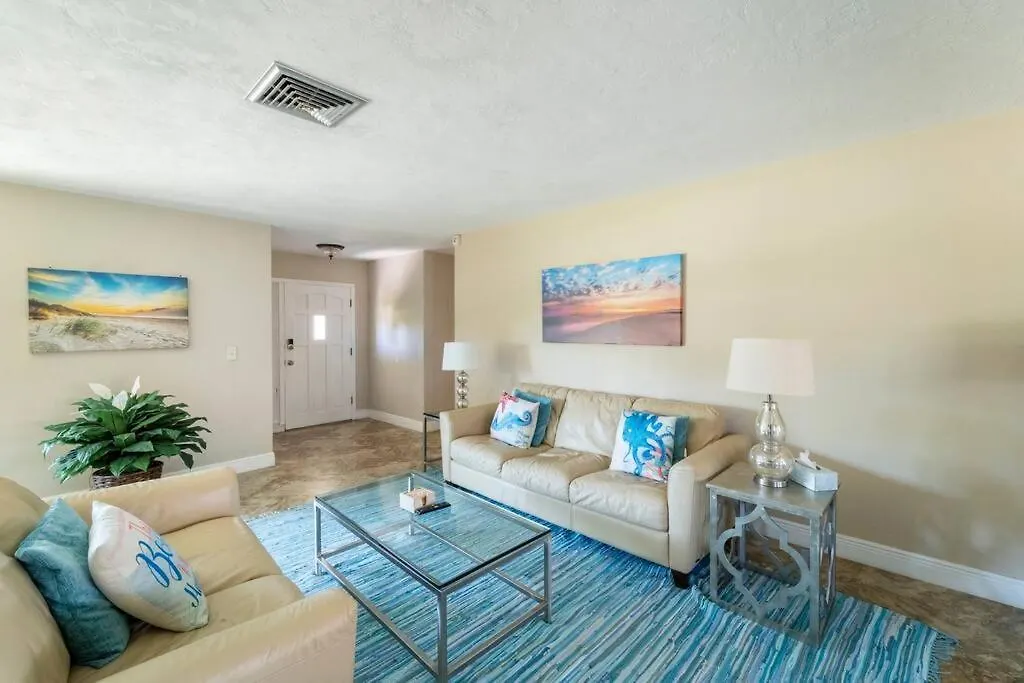 Sunny With Lanai And Garage, Only 4 Miles From Siesta Key Holiday home