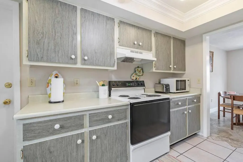 Sunny With Lanai And Garage, Only 4 Miles From Siesta Key Holiday home