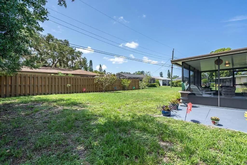 Holiday home Sunny With Lanai And Garage, Only 4 Miles From Siesta Key