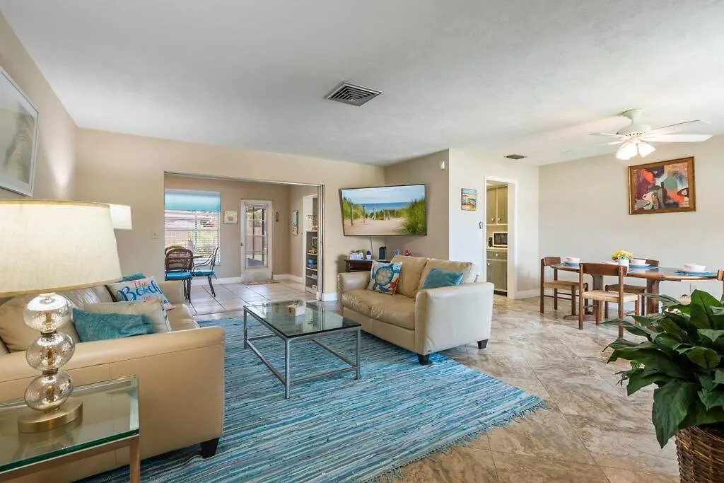 Sunny With Lanai And Garage, Only 4 Miles From Siesta Key Holiday home *