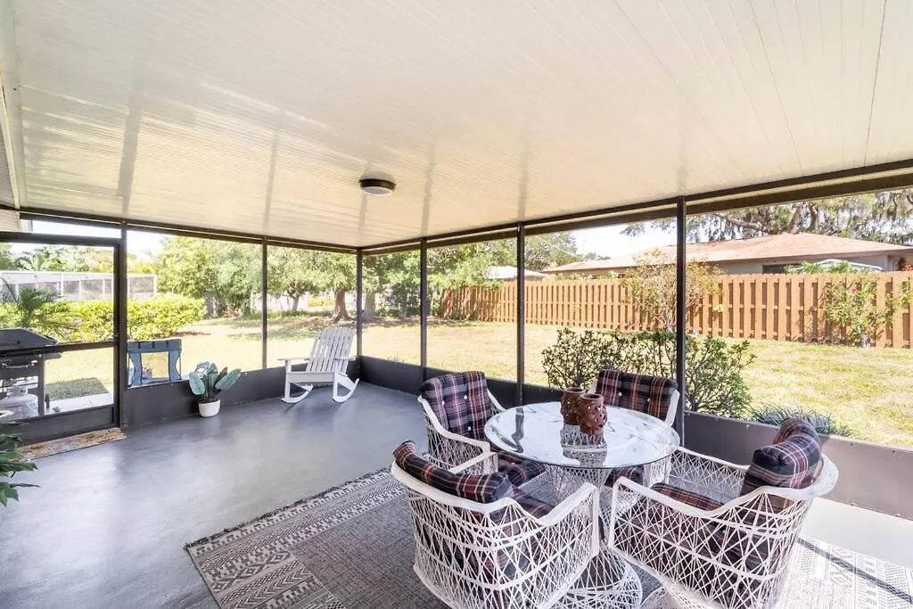 Sunny With Lanai And Garage, Only 4 Miles From Siesta Key *