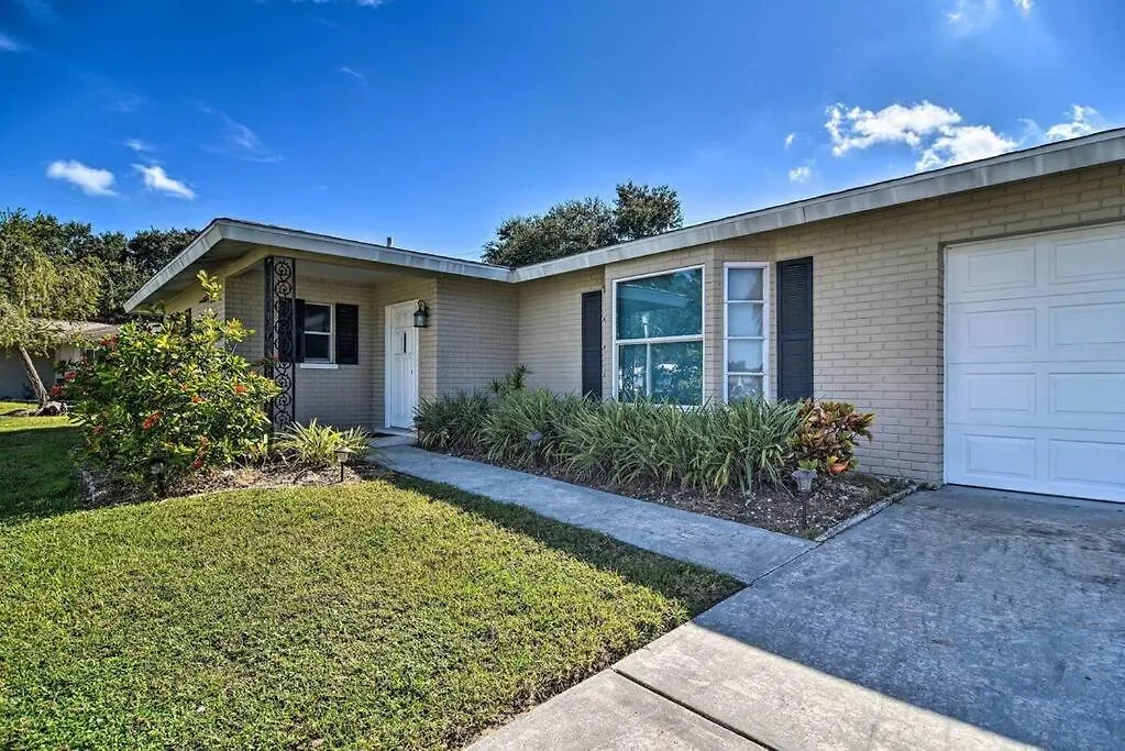 Sunny With Lanai And Garage, Only 4 Miles From Siesta Key Sarasota