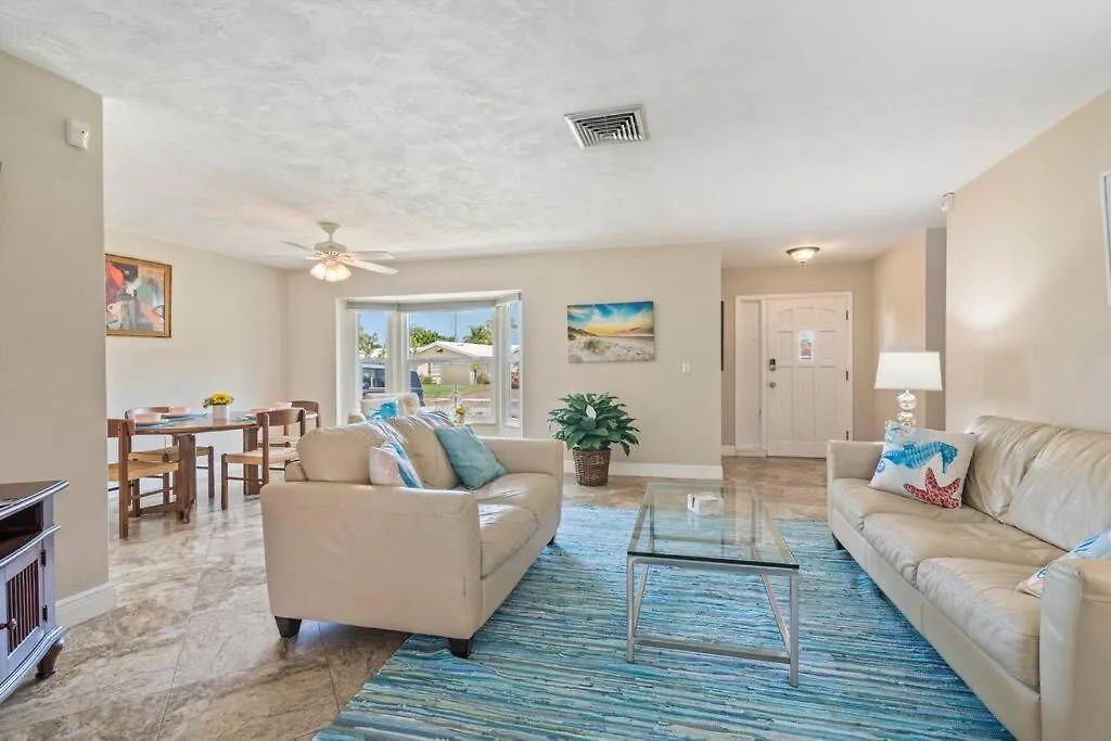 Sunny With Lanai And Garage, Only 4 Miles From Siesta Key Holiday home Sarasota