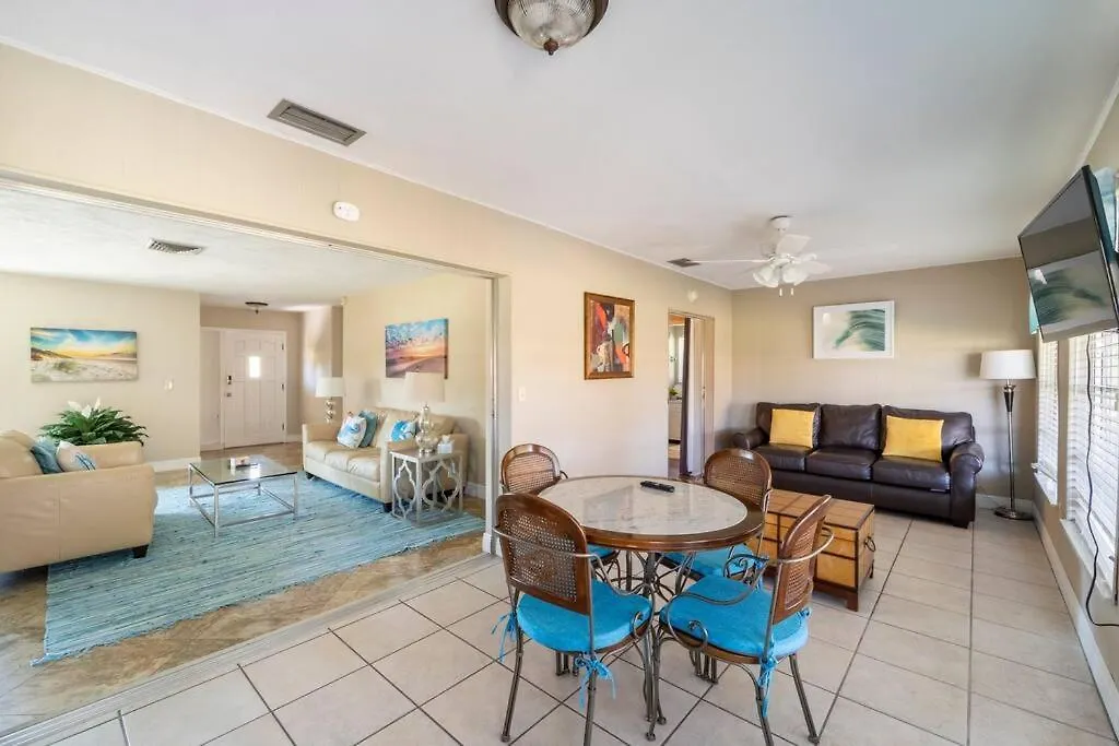 Sunny With Lanai And Garage, Only 4 Miles From Siesta Key * Sarasota