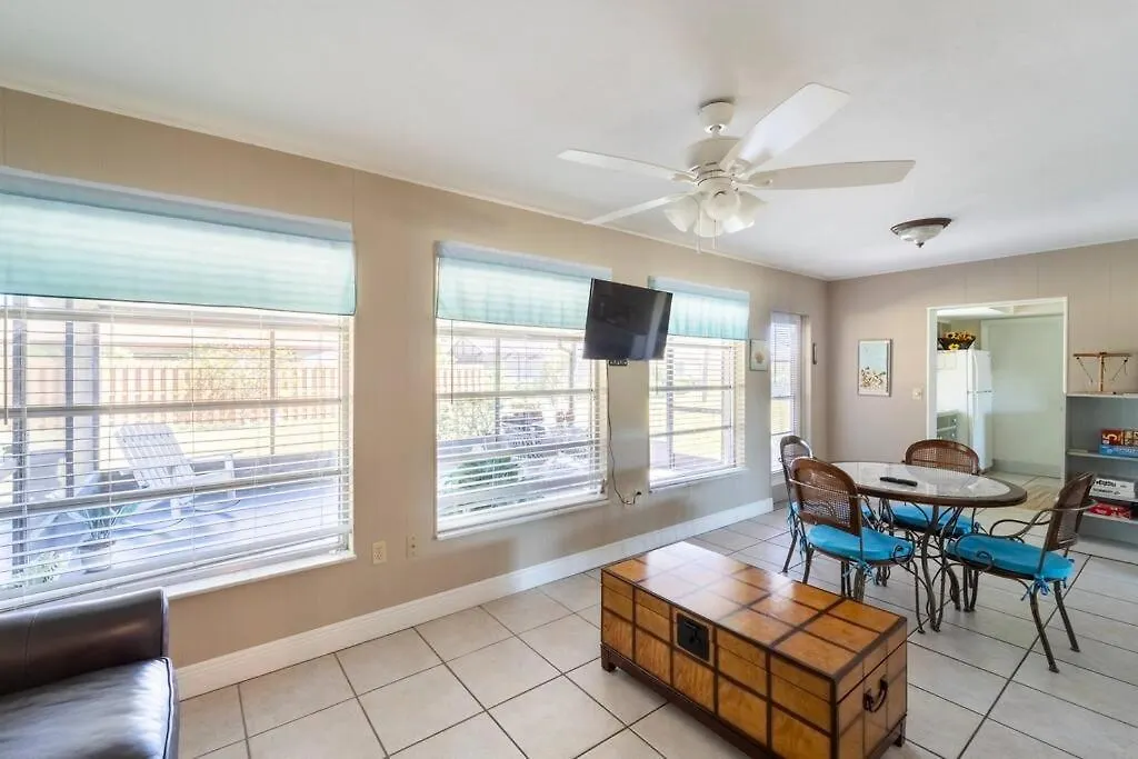 Sunny With Lanai And Garage, Only 4 Miles From Siesta Key